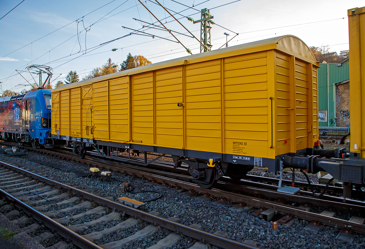 2-achsiger Gedeckter Güterwagen 27 80 2322 072-8 D-SPAG der Gattung Hbbkks der SPITZKE SE (Großbeeren), als Beiwagen bzw. Gerätewagen zur  Planumssanierungs- und Reinigungsmaschine RPM-RS-900 „Katharina die Große“, am 09.11.2021 bei einer Zugdurchfahrt im Bahnhof Betzdorf (Sieg).

TECHNISCHE DATEN:
Spurweite: 1.435 mm
Anzahl der Achsen: 2
Länge über Puffer: 14.270 mm
Ladelänge: 12.700 mm
Ladefläche: 33,2  m²
Achsabstand: 8.000 mm
Fußbodenhöhe von SOK:  1.200 mm
Eigengewicht: 13.000 kg
Max. Ladegewicht: 25,3 t ab Streckenklasse C
Maximale Radsatzlast: 20 t
Höchstgeschwindigkeit: 100 km/h 
Bremse: KE-GP
Intern. Verwendungsfähigkeit: RIV