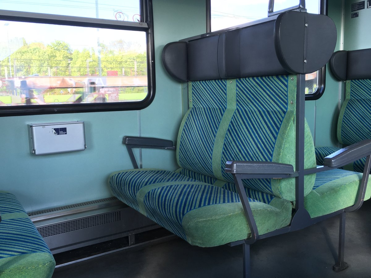 2 OFV Designte Sitze im Re 12311 am 05.05.17

Dieses Bild entstand in einem der vielen noch originalen OFV Designten Steuerwagen von Ludwigshafen.
