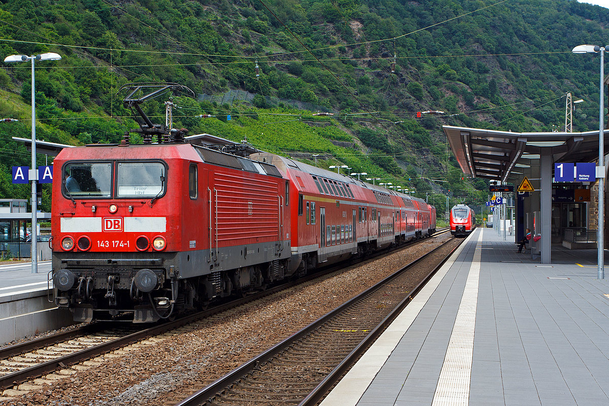 
2012 waren schon einige  Hamsterbacken   Bombardier Talent 2 als RB 81  Moseltal-Bahn   auf der Moselstrecke (KBS 690) anzutreffen, wie hier verlässt gerade ein vierteiliger Hamster den Bahnhof Cochem/Mosel am 18.07.2012 in Richtung Koblenz. 

Während der Gegenzug, RB 81  Moseltal-Bahn   Koblenz - Trier noch mit vier Doppelstockwagen im Sandwich mit zwei 143ern gefahrenen wird. Hier ist 143 174-1 die Zuglok und 143 078-4 die Schublok.
