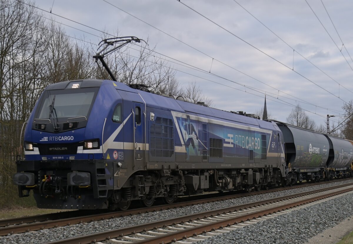 2019 305-9 der RTB Cargo  mit Getreidewagen in Th�ngersheim gen Karlstadt fahrend am Samstag den 17.2.2024