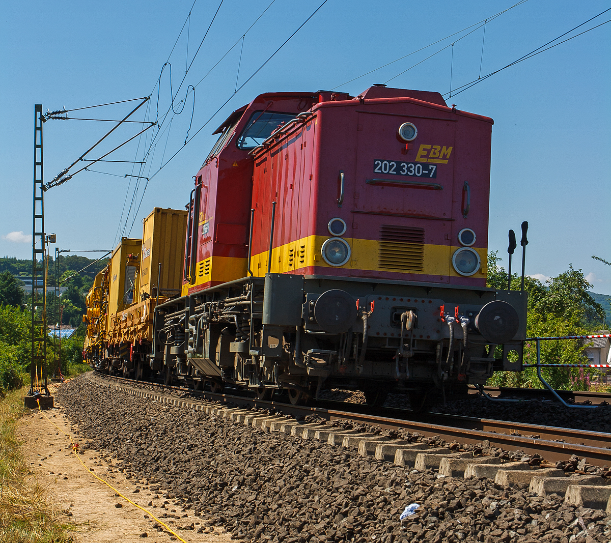 202 330-7 der  EBM Cargo GmbH (ex DR 110 330-8, ex DR 112 330-6) am 20.07.2013 im Bauzugdienst (mit MFS-Wagen) in Katzenfurt  (Lahn-Dill-Kreis) an der KBS 445  Dillstrecke . 

Die V 100.1 wurde 1971 bei LEW (VEB Lokomotivbau Elektrotechnische Werke „Hans Beimler“, Hennigsdorf) unter der Fabrik-Nr. 12839 gebaut und als 110 330-8 an die DR geliefert.  Ein Umbau (Remotorisierung) in 112 330-6 erfolgte 1990, 1992 wurde sie dann in DR 202 330-7 umgezeichnet und zum 01.01.1994 lief sie dann als DB 202 330-7 bis sie im Jahr 2000 dort  z-gestellt und ausgemustert wurde. 
Nach vielen Stationen und 3 Farbwechsel kam sie  2011 zur EBM Cargo GmbH (Gummersbach) als 202 330-7, hier trägt sie nun die NVR-Nummer 92 80 1202 330-7 D-EBM.