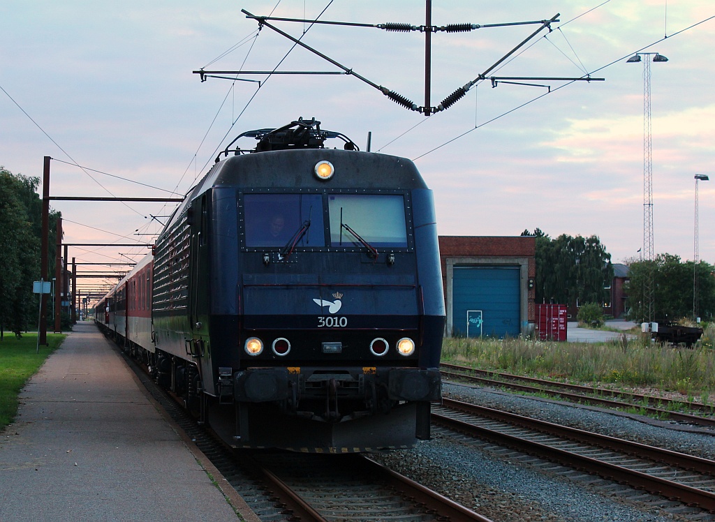20.48h im Grenzbahnhof Padborg, der CNL 473 aus Kopenhagen hat Einfahrt gezogen von der DSB EA 3010  Søren Hjorth (Scandia/BBC 1986, 3700kW, 80t, 175 km/h). Padborg/DK 04.08.2012