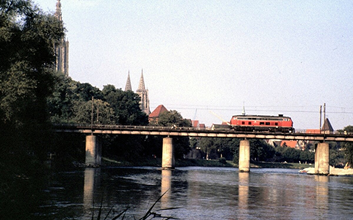 210 002-2 in Ulm bzw. Neu-Ulm auf der Donaubr�cke im September 1980.