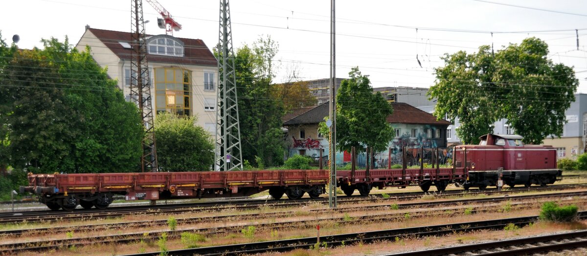 212 089-7 rangiert mit zwei Rungenwagen 37 RIV 80 D-VTG 3941 111-5 Rvs und 37 80 3349 976-0 D-BKE Rlmms in Ulm am 20.05.2023.