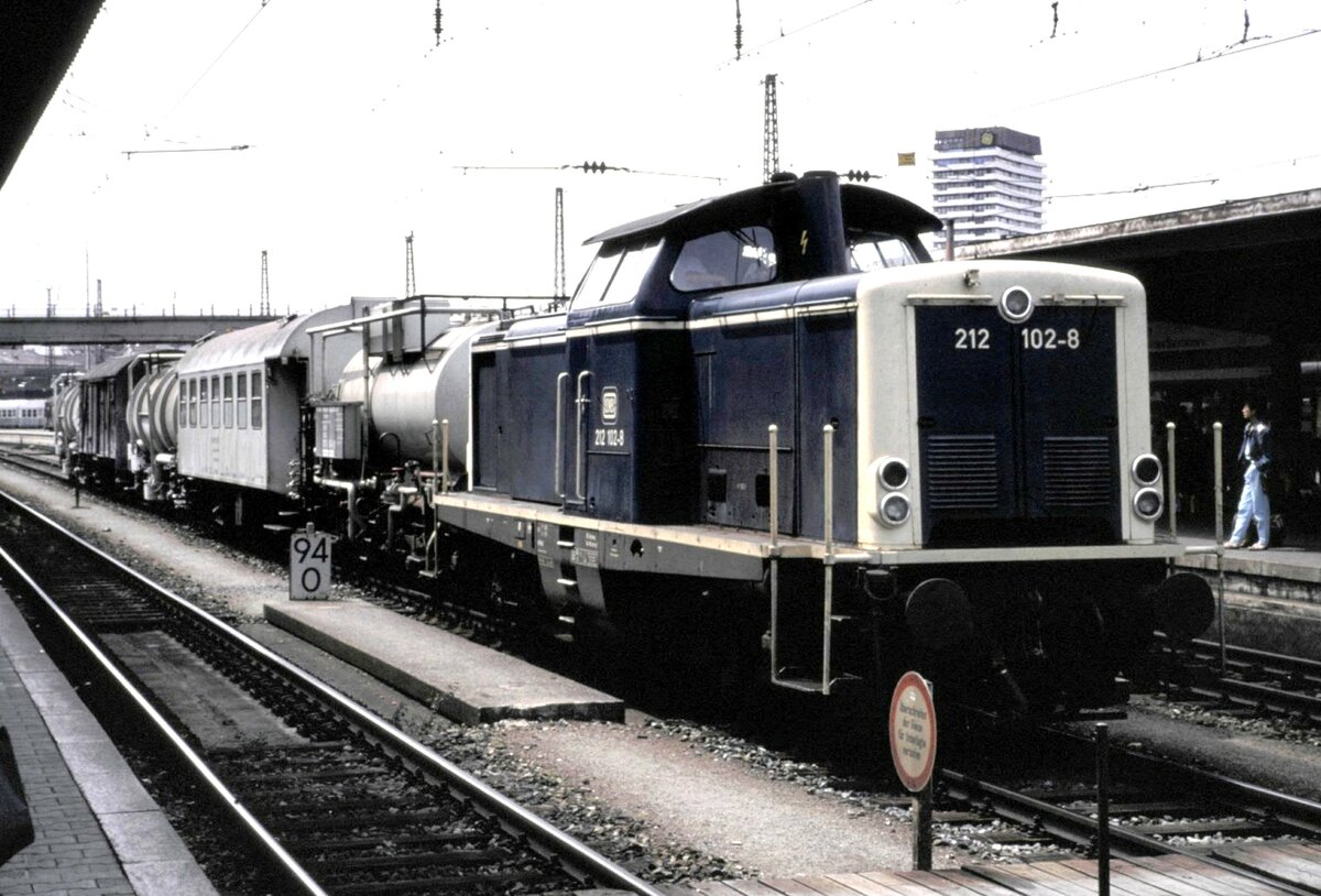 212 102-8 mit Unkrautvernichtungszug in Ulm im Juli 1992.