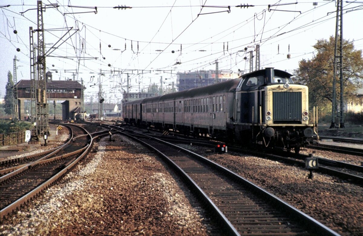 212 248-9 mit Silberlingen und Umbauwagen in Neustadt/Weinstrasse am 28.10.1983.