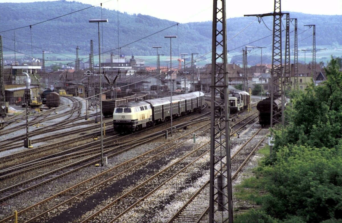 215 050-6 mit Umbauwagen und 260 012-0 in Aalen am 01.06.1984.