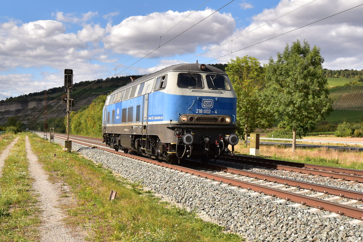 218 002 von SEL ist am Sonntag den 24.8.2025 LZ bei Thüngersheim gen Würzburg Hbf unterwegs. 