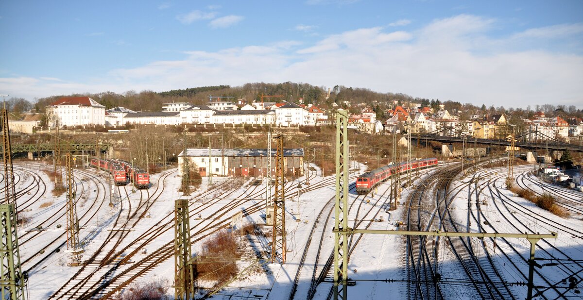 218 256-6 mit Nahverkehrszug und 10 abgestellten 151ern in Ulm am 21.12.2009.
