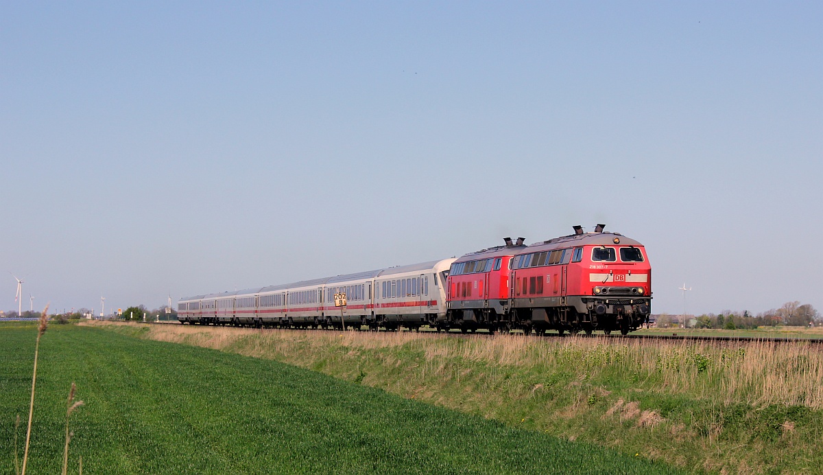 218 307-7(REV/HB X/10.11.10, Verl/ANB/10.06.18) und 218 344-0(REV/HB X/26.07.17) mit dem IC 2375 am S�dergotteskoog 