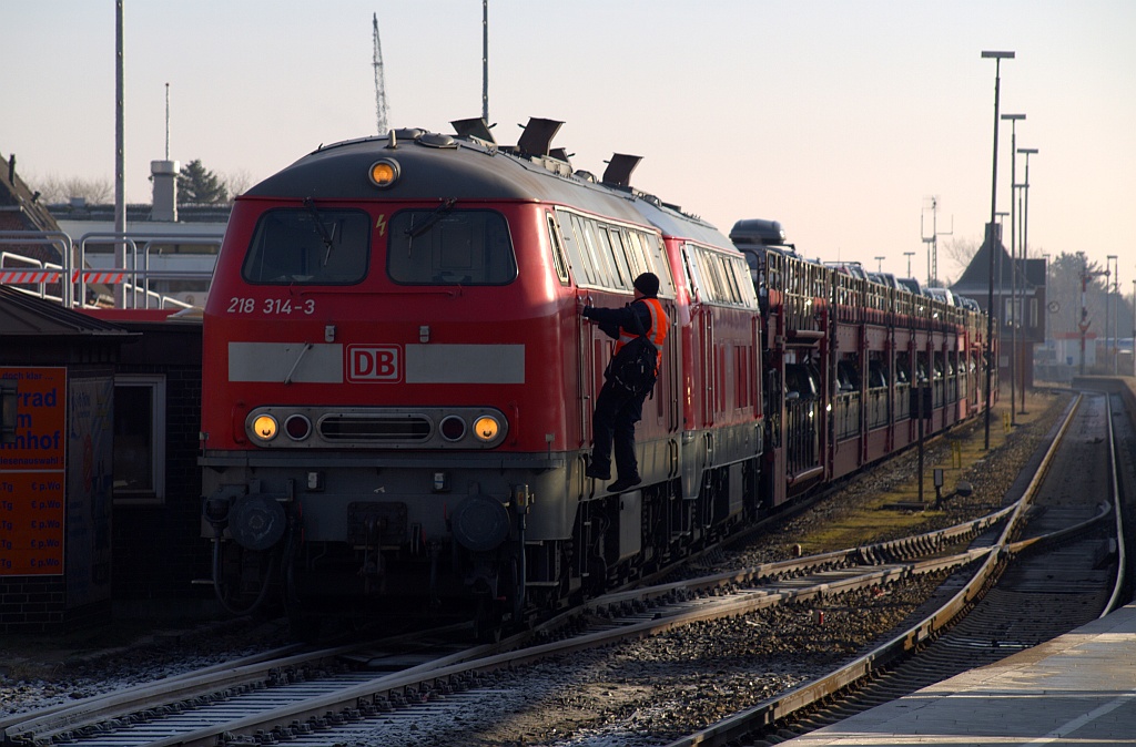 218 314-3 und 218 307-7 haben ihren Sylt Shuttle nach Westerland gebracht. Sylt 29.01.2011