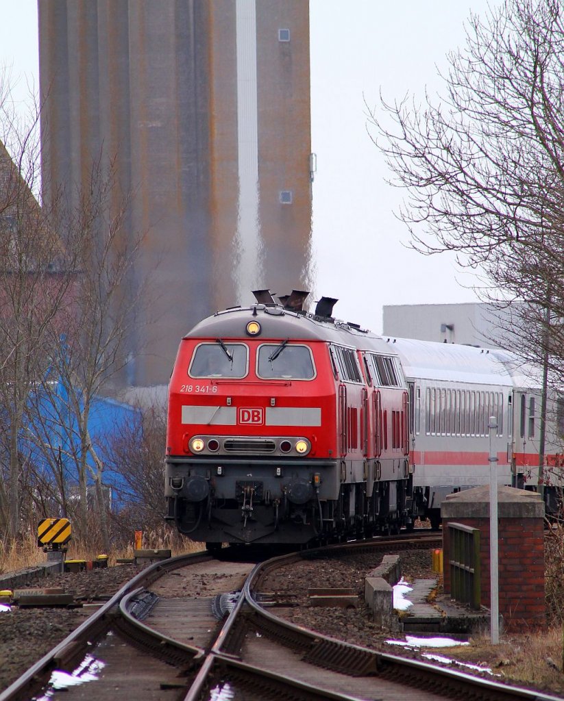218 341-6 und 345-7 haben hier mit IC 2191 nach Frankfurt Einfahrt in den Bhf Husum. 31.03.2013