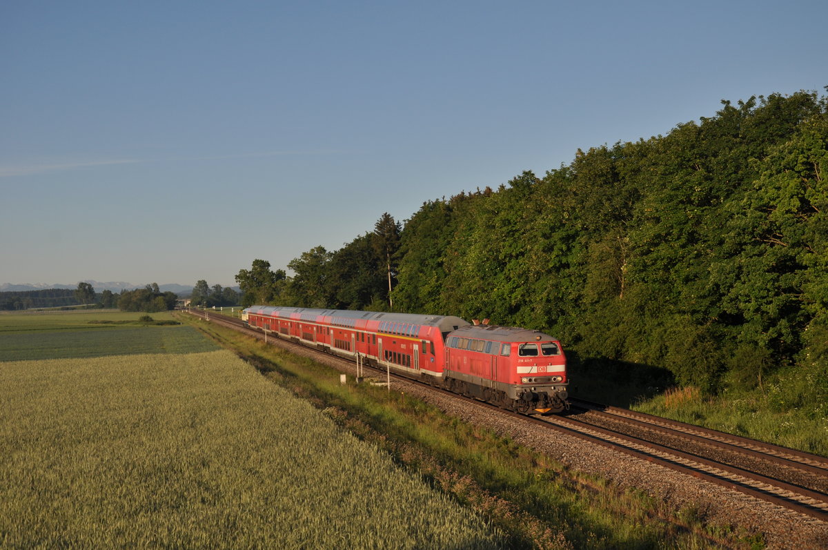 218 411-7 zog am 12.06.2020 den RE 57581 nach M�nchen Hbf und wurde dabei fr�h morgens in Jengen fotografiert. 