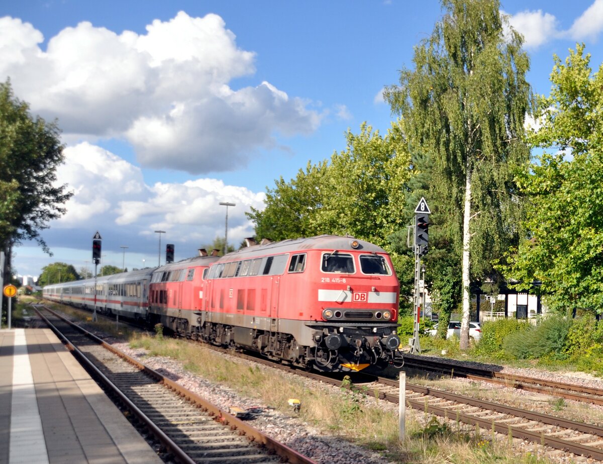 218 415-8 und eine weitere 218 mit IC Allgäu 2013 in Illertissen am 09.09.2022.