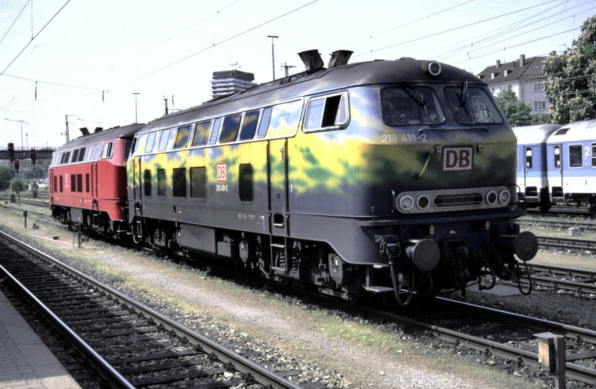 218 418-2 Touristikdesign und eine weitere 218 in Ulm am 18.05.2002.