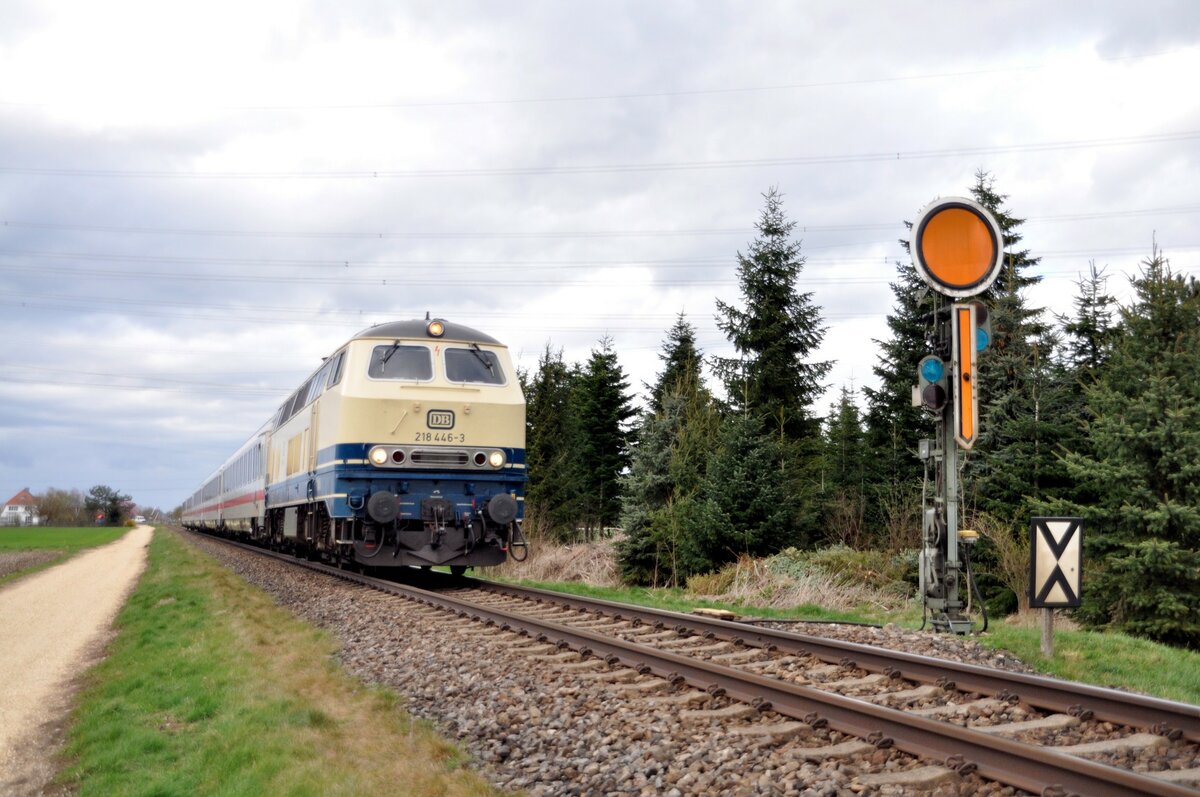 218 446-3 mit IC 2013 Allgäu bei Bellenberg am 31.03.2023.
