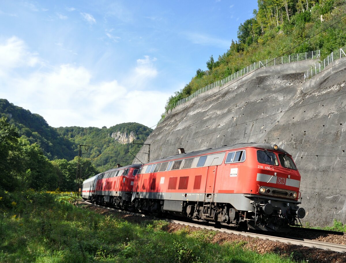 218 456-2 und 218 434-9 mit IC Allgäu auf der Geislinger Steige am 12.09.2010.