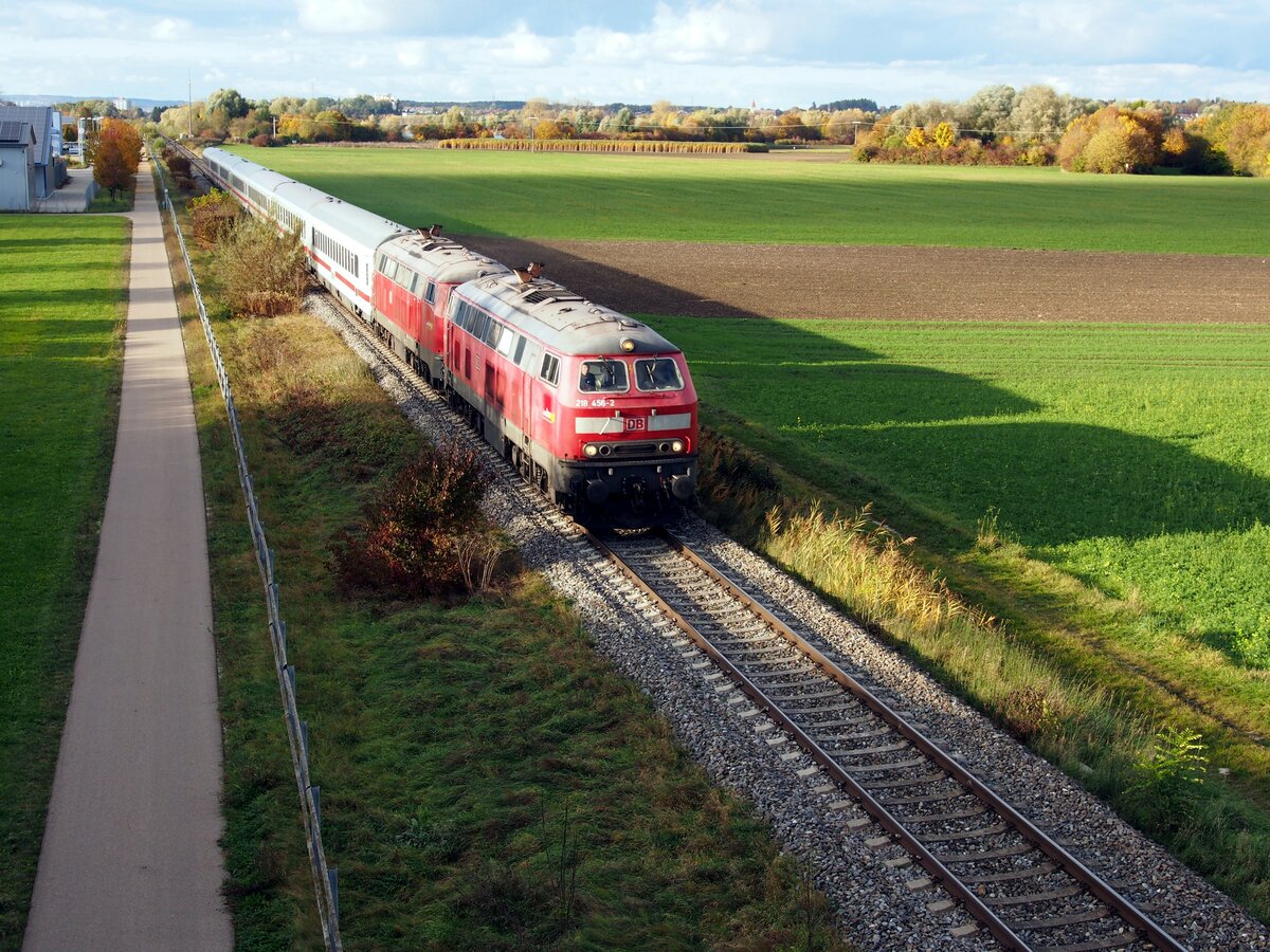218 456-2 und eine weitere 218 mit IC 2013  Allgäu  in Vöhringen am 24.10.2020.