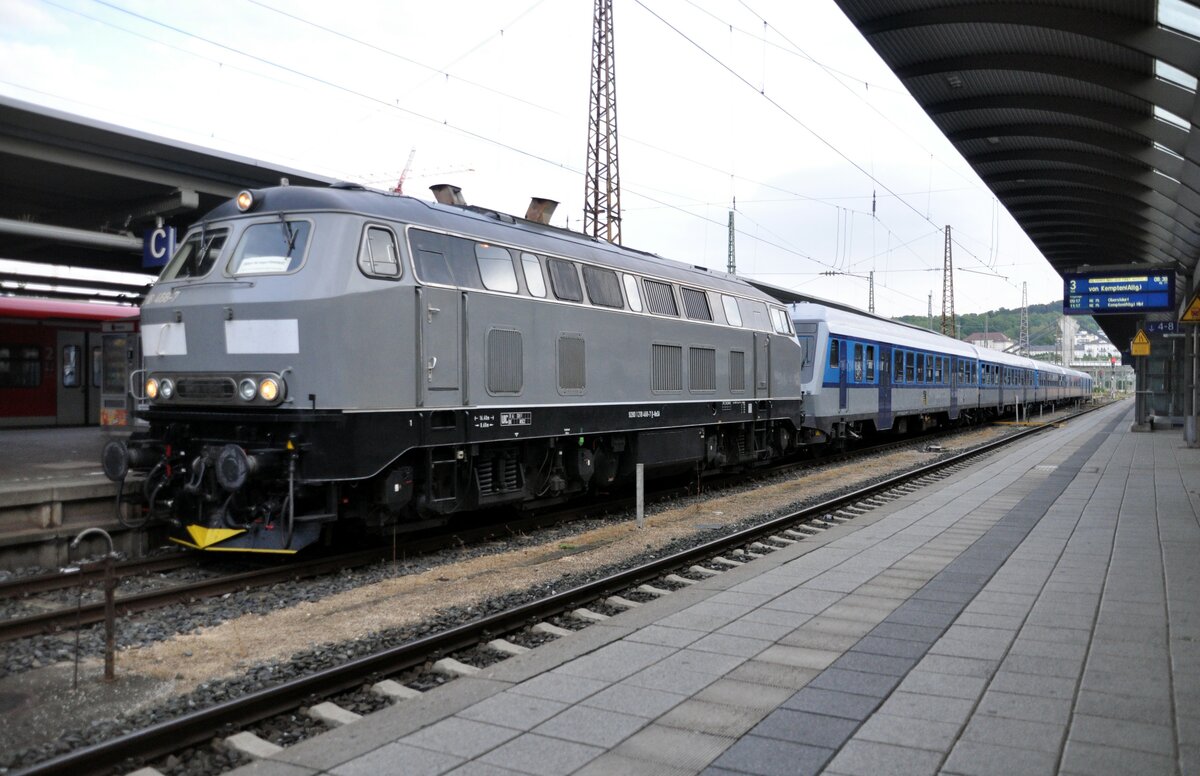 218 468-7 mit dem gesamten Ferien-Expresszug in Ulm auf dem Weg von Stuttgart nach Singen am 20.08.2022.