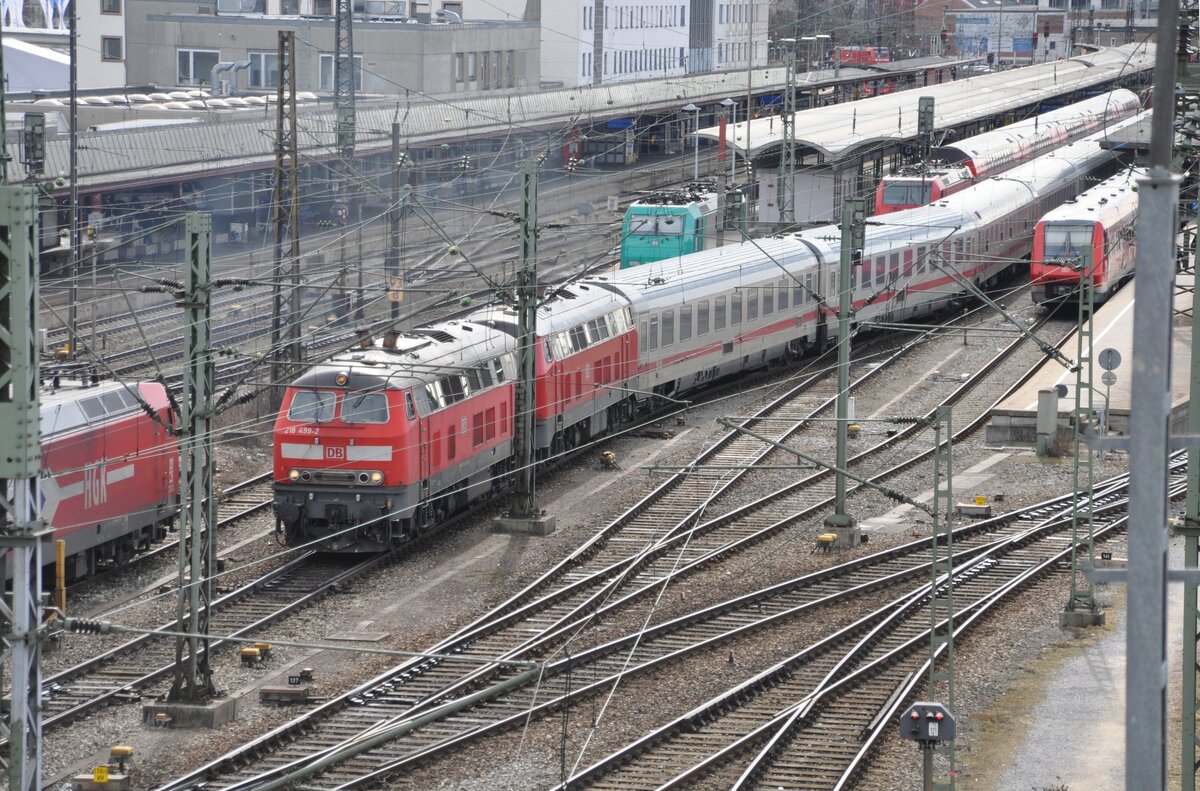 218 499-2 und 218 431-5 mit IC Allgäu in Ulm; im Hintergrund sind zu sehen ein 611, eine 146 mit Dostozug,eine HGK 145 CL 011  91 80 6145 089-9 D-HGK in Ulm am 26.02.2010.