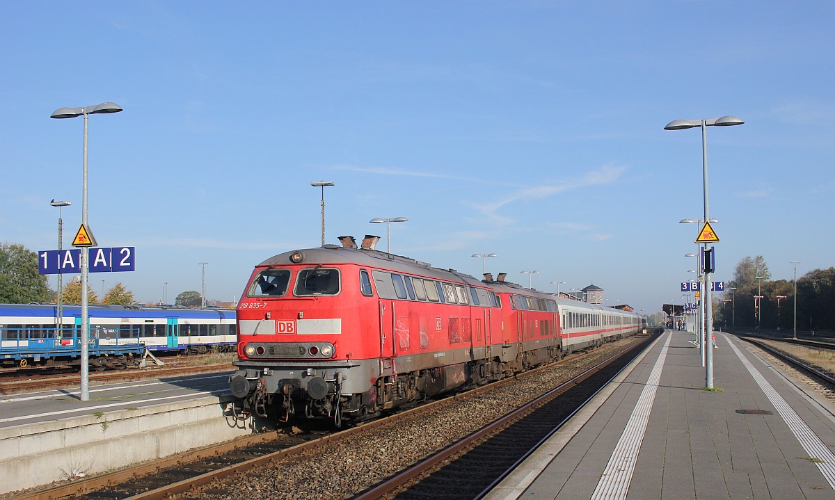 218 835-7(REV/HB X/08.05.13) und 218 341-6(REV/HB X/03.11.17) mit dem IC 2311 im Bahnhof Nieb�ll. 10.10.18