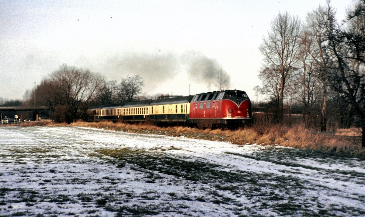 220 063-2 bei Braunschweig in Richtung Wolfenb�ttel am 14.02.1983.