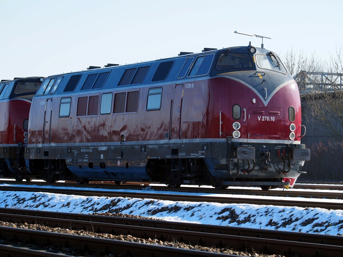 221 124-1 (92 80 1 221 124-1 D-SGL) und dahinter 221 145-0 in Ulm am 20.02.2015.