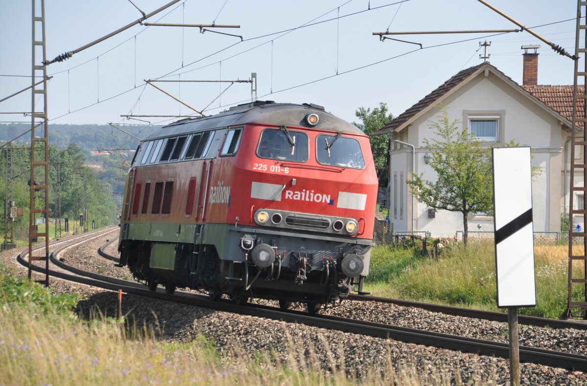 225 011-6 in Vorderdenkental am 12.07.2011.