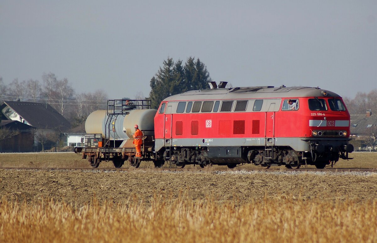 225 088-8 mit Gefahrgut-Kesselwagen 23 RIV 80 DB 736 9 738-1 P Gefahrgut 80/1830 Schwefels�ure zur damaligen Firma Cognis am 20.02.2008.