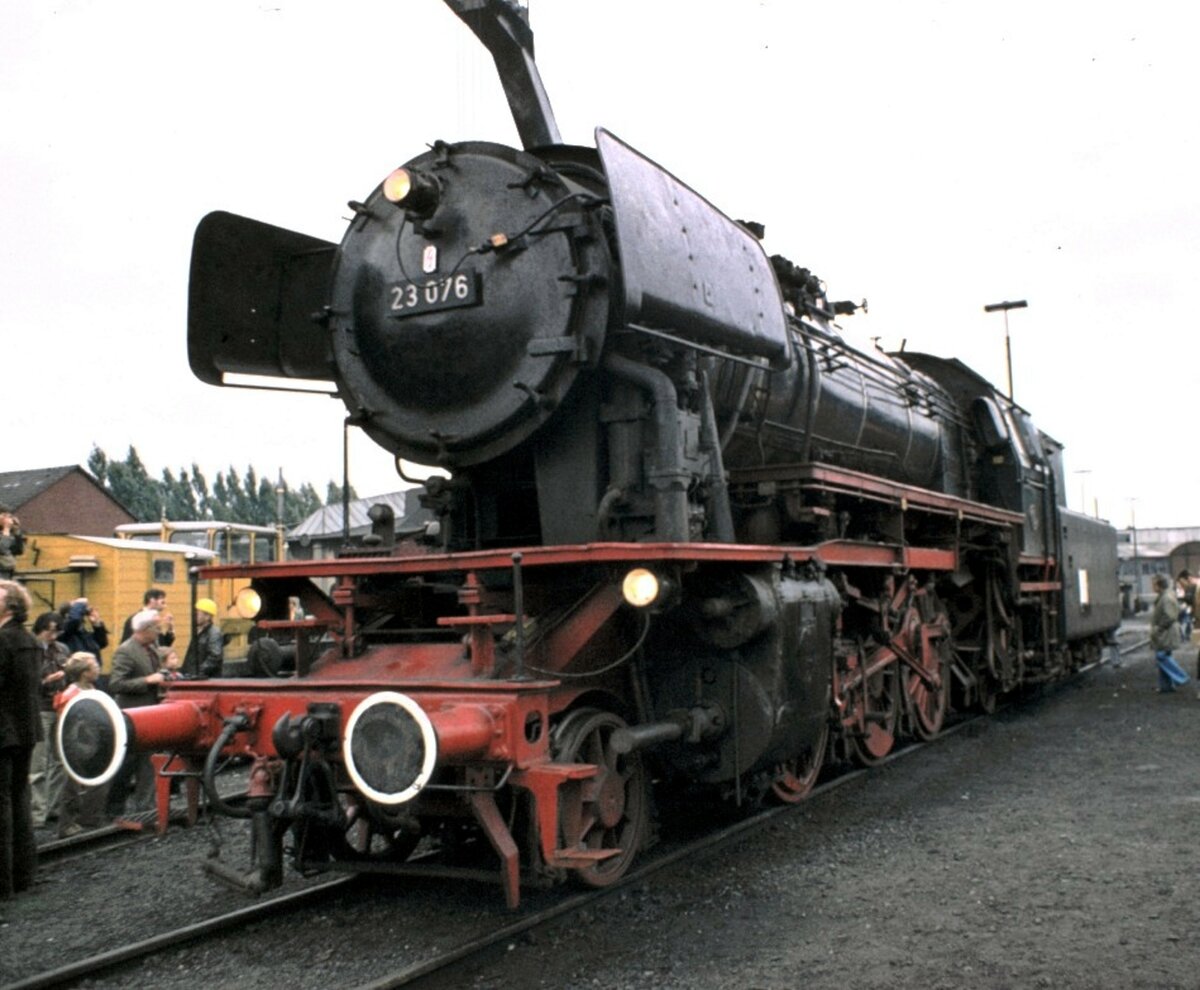 23 076 beim Dampflok Abschiedsfest in Rheine am 10.09.1977. Diese Lok war bereits nach Holland abgegeben und kam mit einem Sonderzug nach Rheine.