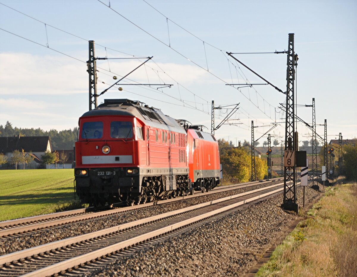 232 131-3 schleppt die 152 056-8 bei Hinterdenkental am 19.10.2012.
