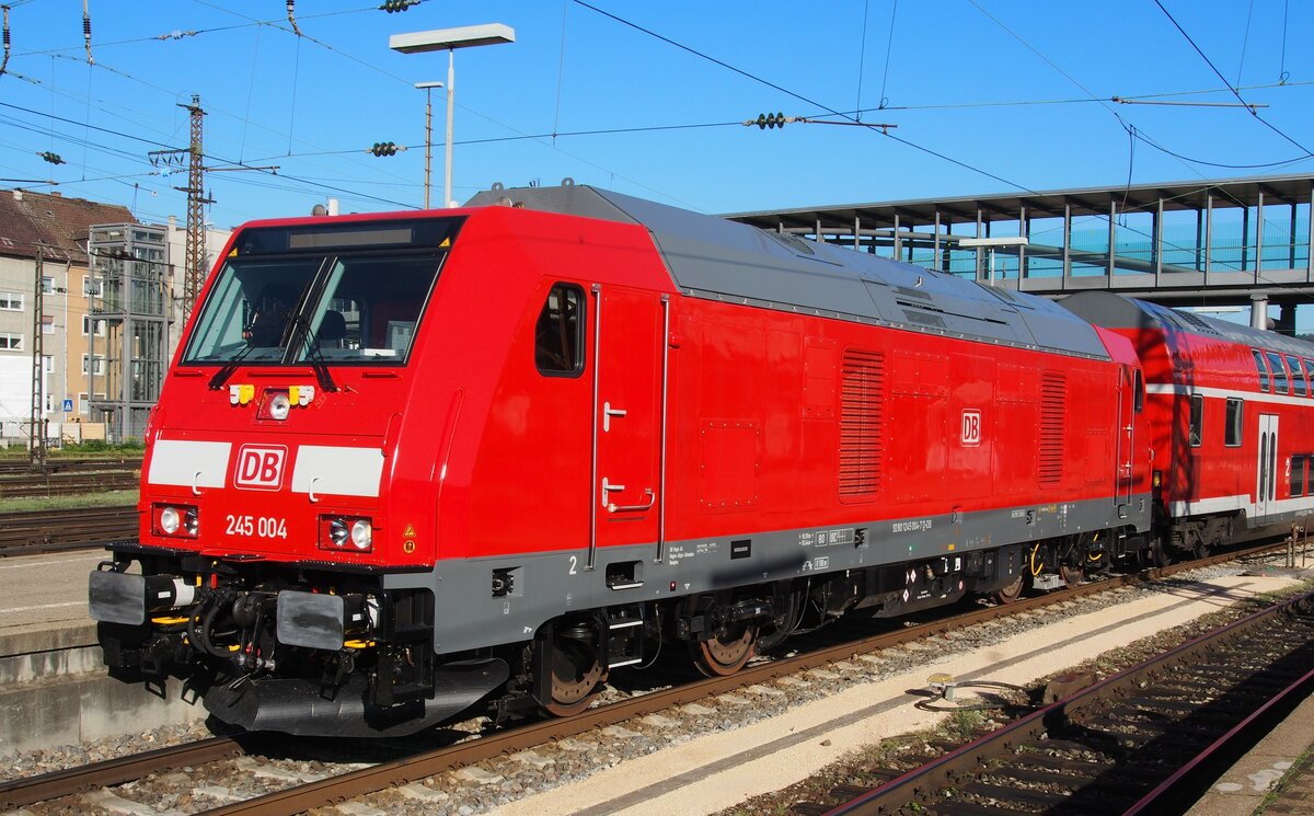 245 004 mit Doppelstockwagen für die Fahrt auf der Südbahn am 09.10.2014. Es handelt sich um Erprobungsfahrten mit der neuen Lok.