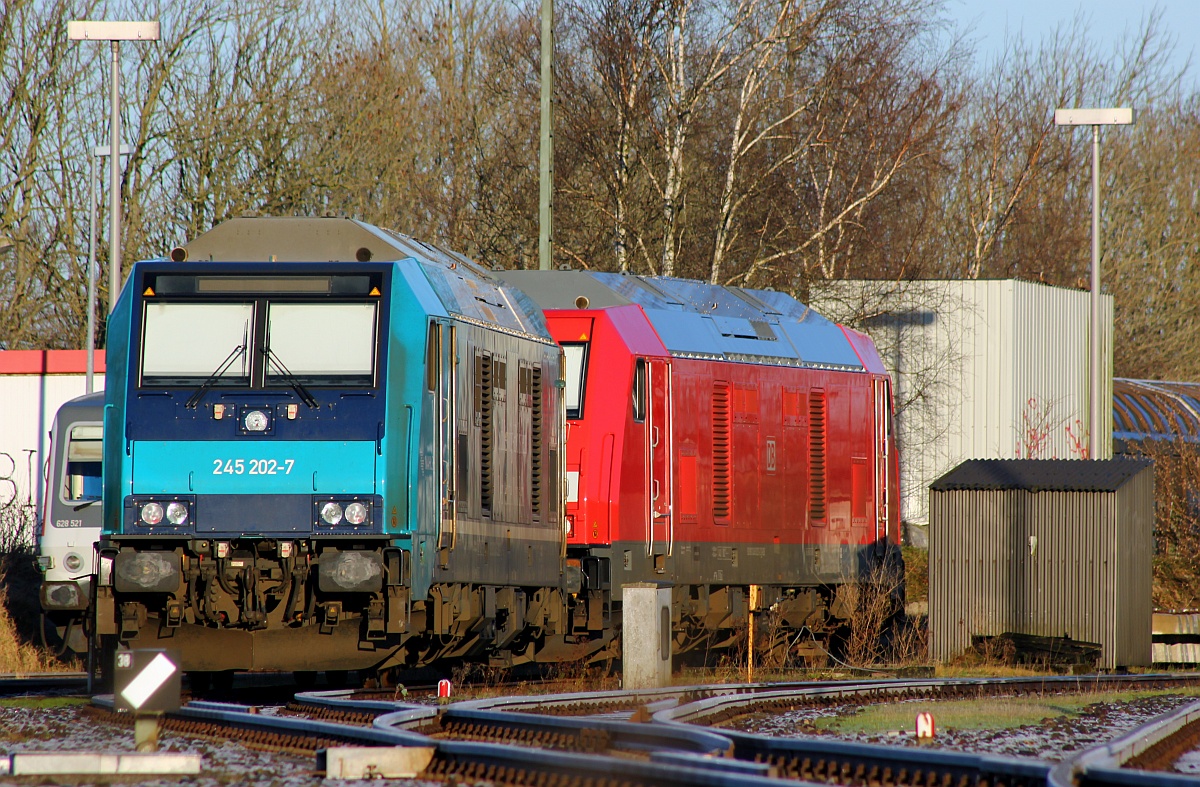 245 202 und 245 025 abgestellt an der alten Autoverladung im Gbf Niebüll 
