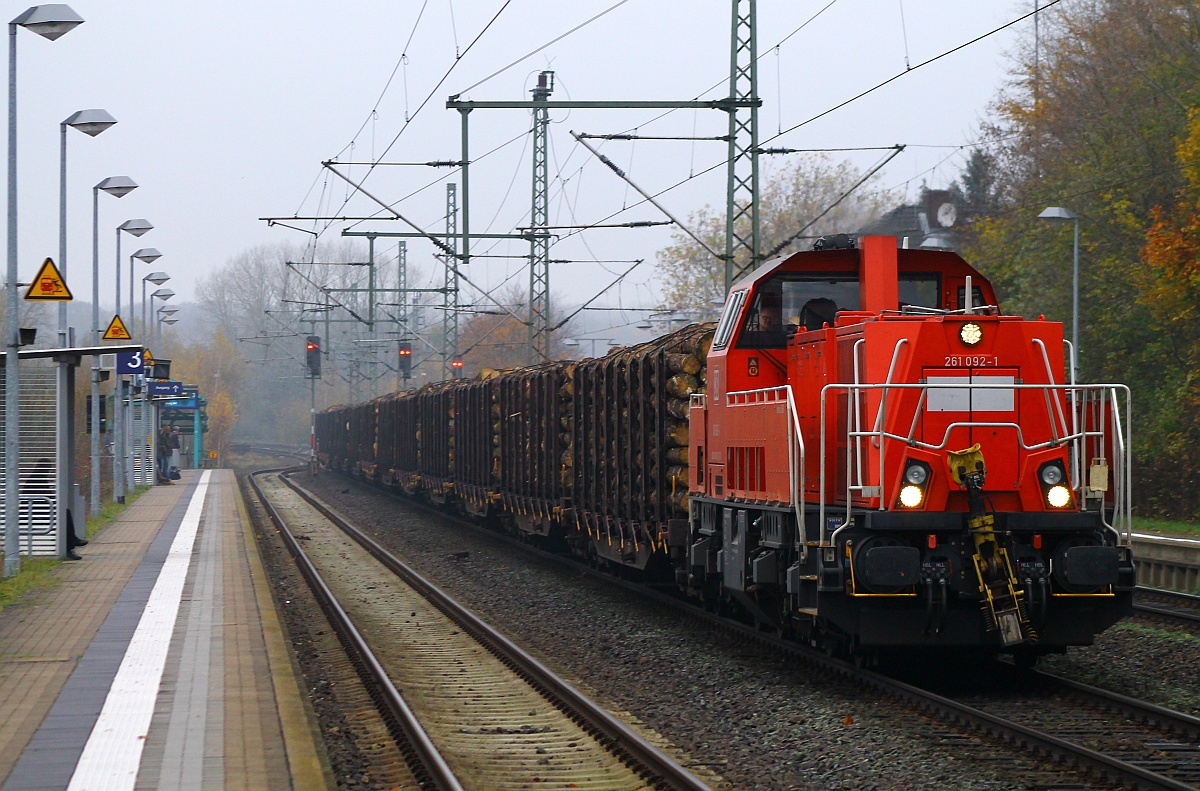 261 092-1 mit dem üblichen Holzzug aus Jübek auf dem Weg nach Neumünster dieselt hier durch Schleswig. 14.11.14