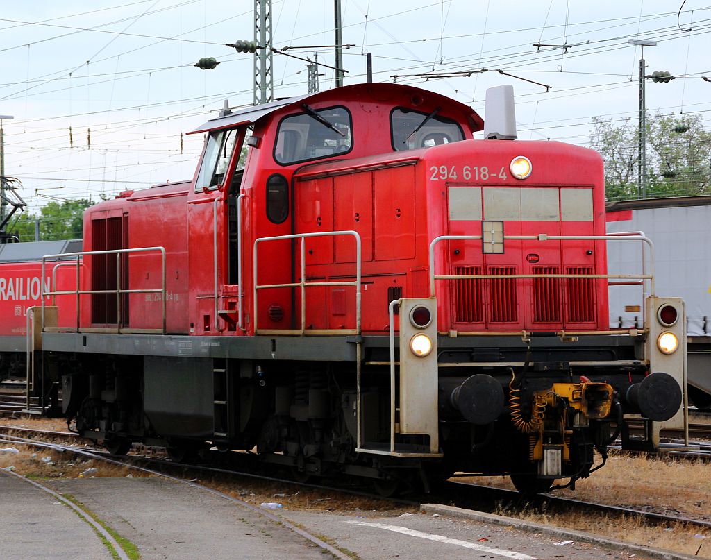 294 618-4 bei Rangierarbeiten, sie stand direkt am Kfz Parkplatz im Gbf Bereich Basel Bad Bf. 01.06.2012