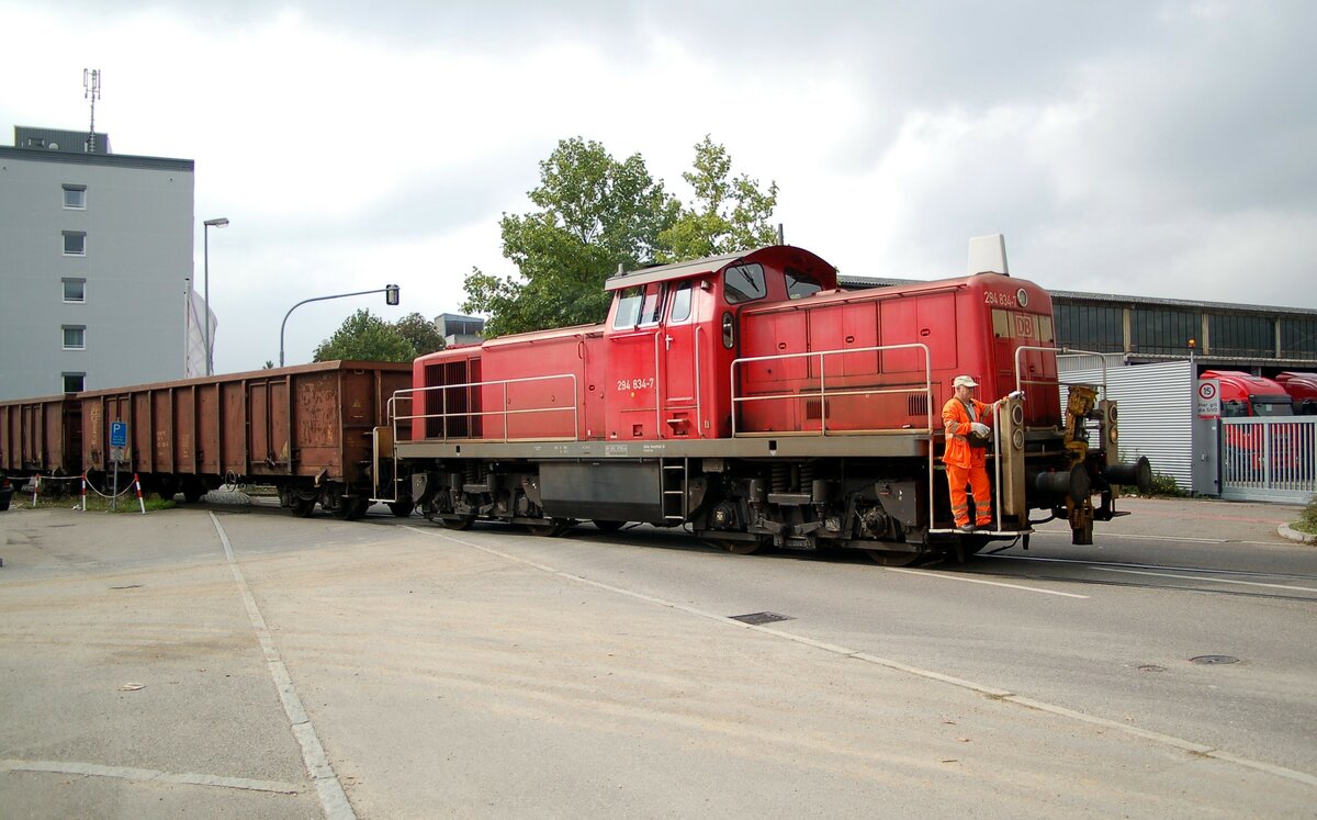 294 834-7 in Ulm mit leeren Hochbordwagen für Kohletransport au Polen über die Straße am 17.09.2008. Das Heizkraftwerk wurde inzwischen auf Gas umgestellt.