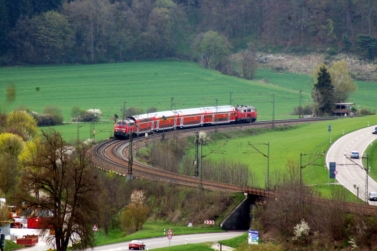 2x 218 mit Doppelstockzug im Sandwich bei Urspring am 20.04.2009.