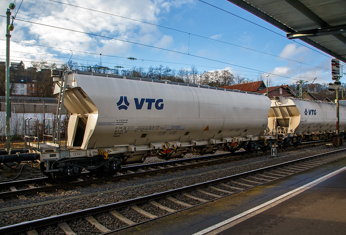 4-achsige Drehgestell-Schüttgutwagen mit dosierbarer Schwerkraftentladung (Behälterwagen mit Trichtermittenentladung für Zucker), 37 80 9347 334-6 D-VTG, der Gattung Uagnpps, der VTG Rail Europe GmbH am 16.12.2020 im Zugverband bei einer Zugdurchfahrt durch den Bahnhof Betzdorf (Sieg). 

Diese 4-achsige Drehgestell-Behälterwagen mit Trichtermittenentladung für Zucker (Hopper-Wagen) werden ab 2016 von dem slowakischen Güterwagenhersteller Tatravagónka a.s. in Poprad gebaut. Die VTG hatte 2016 eine Serie von 240 Wagen bei Tatravagonka Poprad bestellt.

Die Behälterwagen Uagnpps sind für den Transport von Zucker optimiert und haben ein Fassungsvermögen von 92 m³. Die Wagen besitzen eine lösungsmittelfreie, lebensmittelechte Beschichtung. Die weiße Farbgebung verhindert die Aufheizung des Transportgutes. Im Dachbereich befinden sich vier Domdeckel DN 500 aus Edelstahl zur staubfreien Beladung, der Deckel ist jeweils durch einen Knebelverschluss öffnen- /verschließbar (Einknebeldom). Durch die Sattelwandneigung von 50° ist eine rückstandsfreie Entladung des Zuckers möglich. Diese erfolgt über vier Auslauftrichter mit Muschelschieber (Öffnung 900 mm x 600 mm), die in Längsrichtung gleismittig angeordnet sind. Hierdurch wird ein seitliches Überlaufen des Zuckers bei der Entladung vermieden. Die Muschelschieber sind jeweils manuell per Handrad bedienbar, die Handräder befinden sich an beiden Wagenseiten (beide Seiten sind durch jeweils eine Welle verbunden). Da bei der Entladung ein Unterdruck entsteht, befinden sich oben an den Stirnseiten zwei Ausgleichsventile (eins je Seite), deren Filter das Eindringen von Ungeziefer verhindern. Die mechanischen Teile des Entlademechanismus sowie der Bremse sind gegen Zuckerstaub geschützt. Die Befülldome, Trichter, Muschelschieber und die Entleerungsklappen sind aus Edelstahl (1.4301), ansonsten ist der obere Teil aus Stahl (Werkstoff S355J2+N) gefertigt.

Der Uagnpps kann für den uneingeschränkten Betrieb auf allen europäischen Eisenbahnstrecken mit Normalspurweite und für klimatische Bedingungen im Temperaturbereich von -25°C bis +40°C eingesetzt werden. Die Wagen sind S-Verkehr konstruiert. Die VTG-Wagen haben die Nummernreihe 9347 014 bis 9347 253. Die VTG Bezeichnung der Wagen ist H45.092D.

TECHNISCHE DATEN:
Baujahr: Ab 2016
Hersteller: Tatravagónka a.s. Poprad (Slowakei)
Gattung: Uagnpps (VTG H45.092D)
Spurweite: 1.435 mm (Normalspur)
Anzahl der Achsen: 4 (in zwei Drehgestellen)
Länge über Puffer : 16.800 mm
Drehzapfenanstand: 12.000 mm 
Achsabstand im Drehgestell: 1.800 mm 
Laufraddurchmesser: 920 mm (neu)
Drehgestelltyp: Y25 Lsi-C-K
Eigengewicht: 22.280 kg 
Max. Nutzlast: 67,7  t (ab Streckenklasse D) 
zul. Gesamtgewicht: 90 t
Max. Achslast: 22,5 t
Gesamtvolumen: 92 m³
Art der Auskleidung: Lebensmittelechte Beschichtung - Novatic ZD 95, lösemittelfrei
Befüllung: oben über vier Dome DN 500
Entleer-Einrichtung: 4 Auslauftrichter mit Edelstahlklappen 600 mm x 900 mm (breit x länge), gleismittig, manuell per Handrad bedien- und dosierbar.
Entleerungsart: Über Schwerkraft
Höchstgeschwindigkeit: 100 km/h / 120 km/h (leer)
Kleinster bef. Halbmesser: 75 m
Bremse: KE-GP-A 2x8  (Kompaktbremse CFCB, K-Sohle) 
Kompaktbremse: CFCB
Ladegut: Zucker
Intern. Verwendungsfähigkeit: TEN - GE
