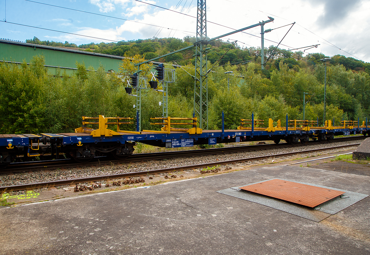 4-achsiger Drehgestell-Flachwagen, 37 80 3992 009-5, der Gattung Rs, der Vossloh Logistics GmbH, eingereiht in die Langschienentransporteinheit STS 3003, am 17.09.2022 im Bahnhof Niederschelden (geografisch eigentlich Niederschelderhütte).

TECHNISCHE DATEN (Wagen):
Spurweite: 1.435 mm
Anzahl der Achsen: 4
Länge über Puffer: 21.700 mm
Drehzapfenabstand: 16.660 mm
Achsabstand im Drehgestell: 1.800 mm
Ladelänge: 20.200 mm
Breite (zwischen den Rungen): 2.640 mm 
Höhe Fahrzeugboden über SO: 1.230 mm
Eigengewicht: 23.600 kg
Max. Ladegewicht: 56.400 kg (ab Streckenklasse C)
Höchstgeschwindigkeit: 100 km/h
Kleinster befahrbarer Gleisbogen: 75 m, beladen als Einheit 150 m 
Bremse: KE – GP (LL)
Bremssohle: IB 116
Handbremse: nein
Fahrzeugumgrenzungslinie: Lichtraumprofil G1