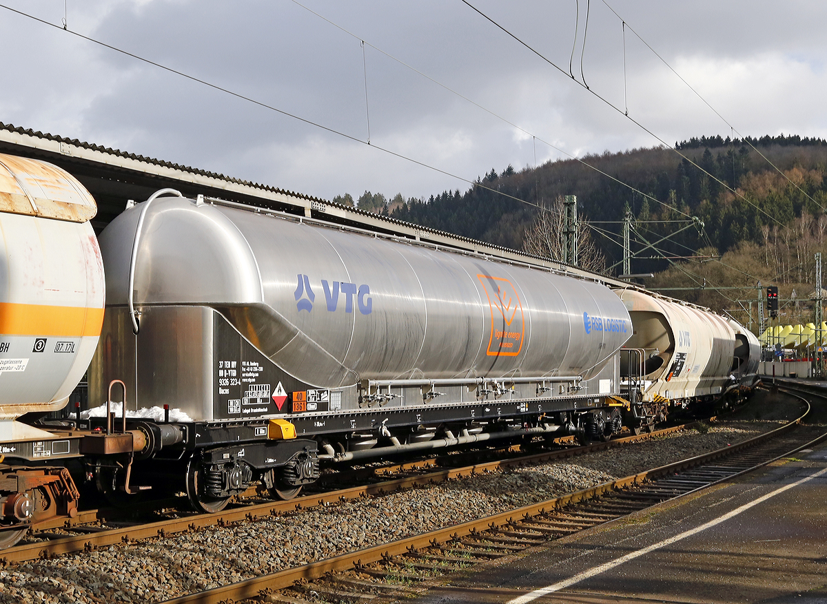 4-achsiger Drehgestell-Staubgutwagen (128 m� Silowaggon) 37 TEN 80 D-VTGD 9326 323-4 Gattung Uacns, der VTG AG, Hamburg (Mieter RSB Logistic, ehem. Rheinbraun) am 31.01.2015 bei der Zugdurchfahrt in Betzdorf/Sieg. 

Die Gefahrguttafel (Gefahrgutnummer 40 / 1361) aber auch die Aufschrift sagen aus das hier Braunkohlestaub transportiert wird.

TECHNISCHE DATEN:
Hersteller: Feldbinder Spezialfahrzeugwerke GmbH
Herstellerbezeichnung: Silowaggon BEUT 128.4-6/1 RID (Braunkohlestaub)
Gattung:  Uacns
Spurweite: 1.435 mm
L�nge �ber Puffer : 20.840 mm
Drehzapfenabstand:  15.800 mm
Achsabstand im Drehgestell: 1.800 mm
H�chstgeschwindigkeit: 100 km/h (120 km/h leer)
Radsatzlast : 22,50 t
zul. Gesamtgewicht:  90,00 t
Eigengewicht:  20.520 kg
Nutzlast:  69,4 t
Drehgestelle:  Y25 Lsi(f)-FFB-K
Puffer  Kategorie:  A 32 kJ
Kleinster bef. Halbmesser:  60 m
Gesamtvolumen: 128 m�
Betriebsdruck: 2,50 bar / -0,05 bar
Pr�fdruck:  3,25 bar
Tankcode:  SGAN
Beh�lterwerkstoff : Aluminiumlegierung
Drei Dom�ffnungen DN 500 mit vier Verschraubungen.
Auslaufleitung  DN 125 mit Steigleitung in jedem Auslaufkonus, Schlauchanschluss DN 125 beidseitig in Fahrzeugmitte.
Sechs Absperrklappen DN 200, beidseitig bedienbar.