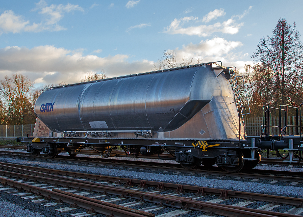 4-achsiger Drehgestell-Staubgutwagen (82 m� Silowaggon) 37 80 D-GATXD 9327 870-3 der Gattung Uacns, der GATX Rail Germany GmbH abgestellt am 02.01.2019 bei Schaefer Kalk in Runkel-Steeden.

TECHNISCHE DATEN:
Hersteller: Feldbinder Spezialfahrzeugwerke GmbH
Herstellerbezeichnung: Silowaggon BEUT 82.4-4/1
GATX Typ: 8082
Gattung:  Uacns
Spurweite: 1.435 mm
L�nge �ber Puffer : 16.240 mm
Drehzapfenabstand:  11.200 mm
Achsabstand im Drehgestell: 1.800 mm
Raddurchmesser: 920 mm (neu)
H�chstgeschwindigkeit: 100 km/h (120 km/h leer)
Max. Radsatzlast : 22,50 t
zul. Gesamtgewicht:  90,00 t
Eigengewicht:  17.820 kg
Nutzlast:  72,10 t (ab Streckenklasse D)
Drehgestelle:  Y25 Lsi(f)-FFB-K
Kleinster bef. Halbmesser:  35 m
Gesamtvolumen: 82 m�
Betriebsdruck: 2,50 bar / -0,05 bar
Pr�fdruck:  3,75 bar
Beh�lterwerkstoff : Aluminiumlegierung (AlMg4,5Mn)
Intern. Verwendungsf�higkeit: TEN RIV
