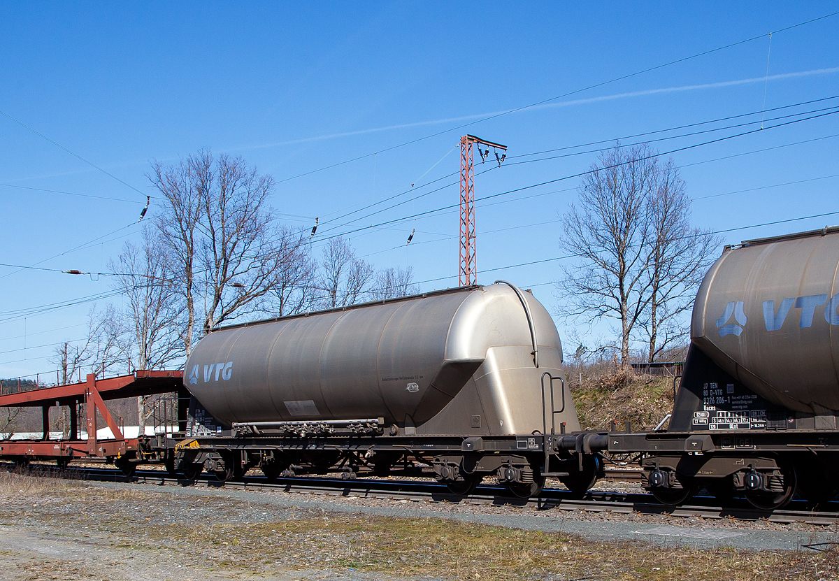 4-achsiger Drehgestell-Staubgutwagen (82 m³ Silowaggon) 37 80 9326 209-5D-VTG, der Gattung Uacns, der VTG AG am 30.03.2021 im Zugverband bei der Durchfahrt in Rudersdorf (Kr. Siegen) auf der Dillstrecke.

TECHNISCHE DATEN:
Hersteller: Feldbinder Spezialfahrzeugwerke GmbH
Herstellerbezeichnung: Silowaggon BEUT 82.4-4/1
Gattung:  Uacns
VTG Bezeichnung: P81.082D
Spurweite: 1.435 mm
Länge über Puffer : 16.240 mm
Drehzapfenabstand:  11.200 mm
Achsabstand im Drehgestell: 1.800 mm
Raddurchmesser: 920 mm (neu)
Höchstgeschwindigkeit: 100 km/h (120 km/h leer)
Max. Radsatzlast : 22,50 t
zul. Gesamtgewicht:  90,00 t
Eigengewicht:  17.660 kg
Nutzlast:  72,3t (ab Streckenklasse D)
Drehgestelle:  Y25 Lsi(f)-FFB-K
Kleinster bef. Halbmesser:  35 m
Gesamtvolumen: 82 m³
Betriebsdruck: 2,50 bar / -0,05 bar
Prüfdruck:  3,75 bar
Behälterwerkstoff : Aluminiumlegierung (AlMg4,5Mn)
Bremse: KE-GP-A (K)
Bremssohle: Cosid 810
Intern. Verwendungsfähigkeit: TEN GE
