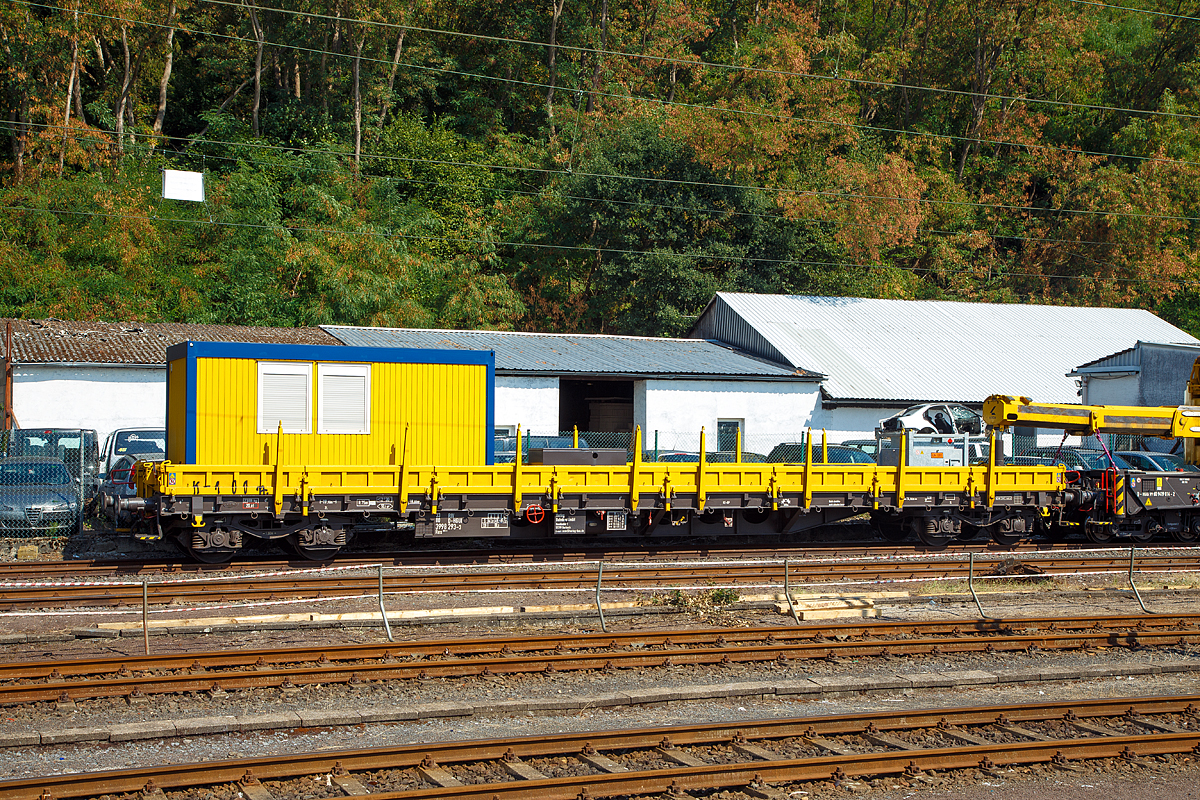 
4-achsiger Drehgestellflachwagen mit klappbaren Seitenborden und Rungen, der Hering Bahnbau GmbH (Burbach), 33 80 3998 293-3 D-HGUI, Gattung Res 072-1, als Gegengewichtwagen zum Gleisbauschienenkran - KIROW Multi Tasker KRC 910, abgestellt am 18.08.2018 im Bahnhof Au (Sieg).

TECHNISCHE DATEN: 
Spurweite: 1.435 mm
Länge über Puffer:  19.900 mm
Drehzapfenabstand:  14.860 mm
Achsabstand im Drehgestell:  1.800 mm
Ladebreite: 2.640 mm
Länge der Ladefläche: 18.660 mm
Ladefläche: 50,5 m²
Höchstgeschwindigkeit:  beladen 100 km/h / leer 120 km/h
Eigengewicht:  23.000 kg
Maximale Ladegewicht:  57,0 t (ab Streckenklasse C)
Kleinster bef. Gleisbogenradius:  75 m
Bremse: KE-GP
Intern. Verwendungsfähigkeit:  RIV
Besonderheiten: Gemischter Boden (1/3 Stahl, 2/3 Holz)
