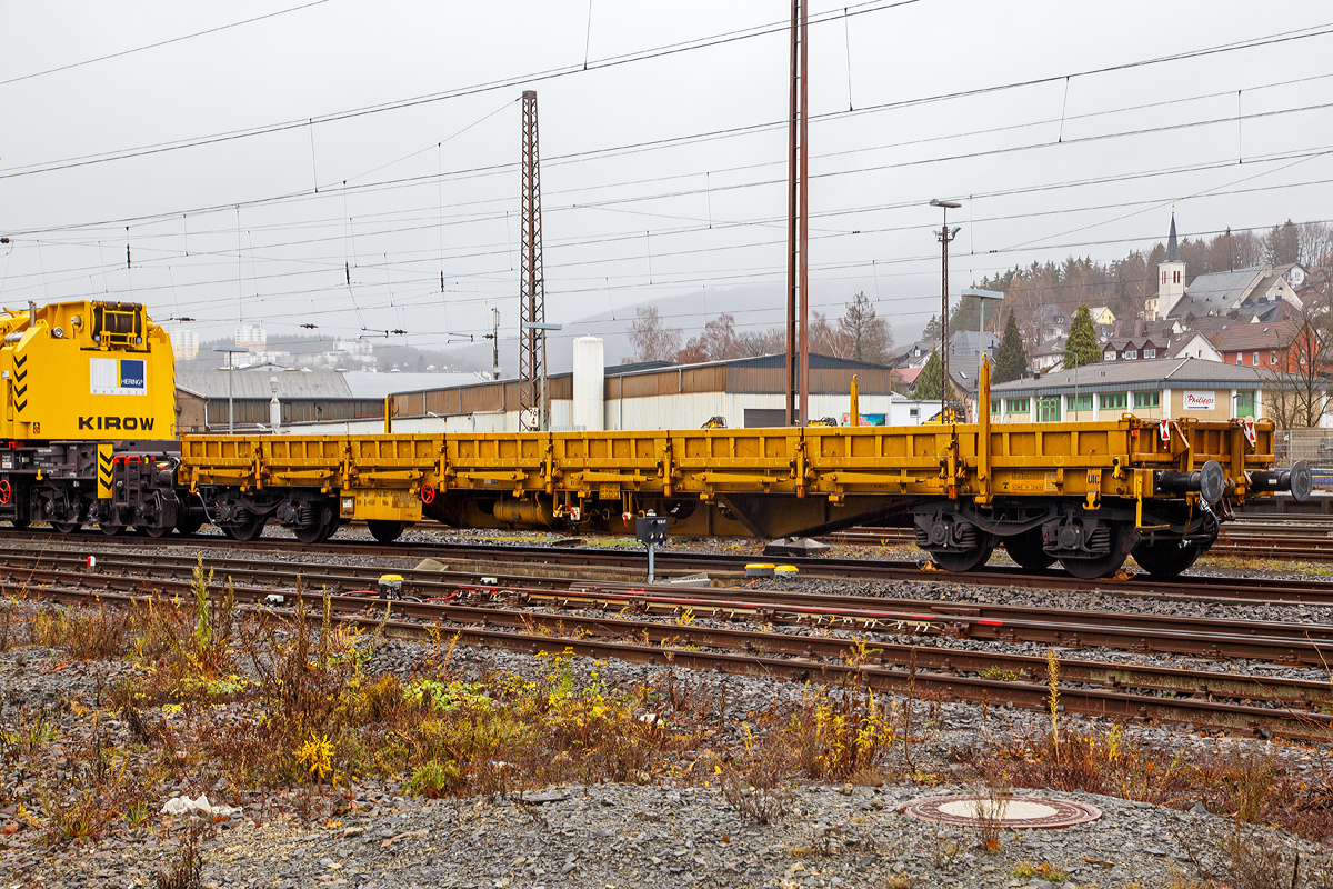 4-achsiger Drehgestellflachwagen mit klappbaren Seitenborden und Rungen, der Hering Bahnbau GmbH (Burbach), 80 80 3948 003-9 D-HGUI, Gattung Res, hier als Schutzwagen zum KIROW 50t-Gleisbauschienenkran KRC 400 T, abgestellt am 08.12.2018 in Kreuztal.

TECHNISCHE DATEN: 
Spurweite: 1.435 mm
L�nge �ber Puffer:  19.900 mm
Drehzapfenabstand:  14.860 mm
Achsabstand im Drehgestell:  1.800 mm
Ladebreite: 2.640 mm
L�nge der Ladefl�che: 18.660 mm
Ladefl�che: 50,5 m�
H�chstgeschwindigkeit:  beladen 100 km/h / leer 120 km/h
Eigengewicht:  22.900 kg
Maximale Ladegewicht:  57 t (ab Streckenklasse C)
Kleinster bef. Gleisbogenradius:  75 m
Bremse: KE-GP
Intern. Verwendungsf�higkeit:  RIV