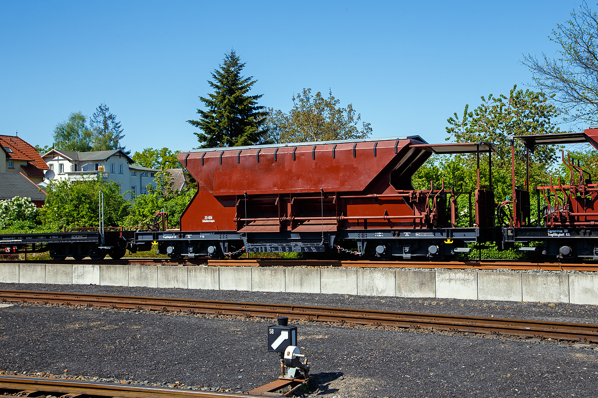 4-achsiger Schmalspur Drehgestell-Schotterwagen als Selbstentladewagen mit Schleppkorb 23-026 der MBB - Mecklenburgischen Bäderbahn Molli GmbH, ex LMBV (Lausitzer Braunkohlentagebau) abgestellt am 15.05.2022 im Bahnhof Bad Doberan.

TECHNISCHE DATEN:
Baujahr: 1987
Spurweite:  900 mm
Länge über Puffer: 11.000 mm
Drehzapfenabstand: 6.500 mm
Eigengewicht: 18 t
Tragfähigkeit: 42 t
Bremse: K-P