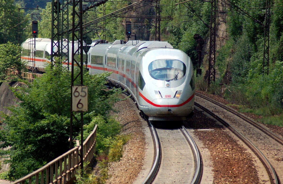 403 504-4  München  und 403  Schaffhausen  auf dem Mühltalfelsendamm der Geislinger Steige am 15.07.2008. Aus heutiger Sicht fahren derzeit nur noch 412 (ICE 4) auf der Geislinger Steige.