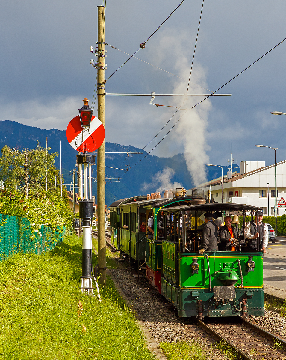 50 Jahre BC - MEGA STEAM FESTIVAL der Museumsbahn Blonay–Chamby - Museumsbahn-Romantik pur:  
In Doppeltraktion erreichen die G 3/3 Gastlok (030T) „La Fert�-Bernard“  № 60 und die G 2/2 Krauss-Kastendampflok (Tramlok) Nr. 4 der Museumsbahn Blonay–Chamby am 20.05.2018 mit ihrem Zug Blonay.

Die G 3/3 Gastlok (030T) „La Fert�-Bernard“  № 60, ex TS Tramways de la Sarthe (eine ehem. meterspurige Dampfstra�enbahnen des Umlandes von  Le Mans) wurde 1898 von ANF Blanc-Misseron unter der Fabriknummer 213 gebaut. Erhalten wird die Lok durch das Mus�e des Tramways � Vapeur et chemins de fer Secondaires fran�ais (Frankreich)

