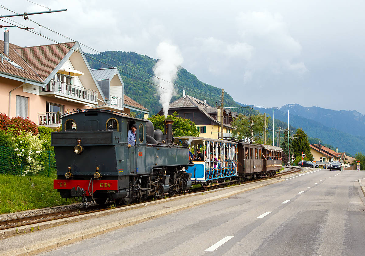 
50 Jahre BC - MEGA STEAM FESTIVAL der Museumsbahn Blonay–Chamby:
Eine wahre Schöhnheit......
Die ex C.P. E164 G 2x2/2 Mallet-Dampflokomotive, ex MD 404, vom Verein La Traction als Gastlok beim Mega Steam Festival der BC, hier erreicht sie am 20.05.2018 mit ihrem Zug den Bahnhof Blonay

Mallet-Dampflok wurde 1905 von Henschel in Kassel (damals noch Cassel) unter der Fabriknummer 7022 gebaut. Sie gehörte zu einer Serie von zehn Maschinen, die zwischen 1905 und 1908 von Henschel an die damalige Minho e Douro Bahn in Portugal geliefert wurde. Nach der Verstaatlichung im Jahre 1947 erhielt sie die Nummer C.P. E168, so war sie bis 1978 im Einsatz. Der Verein La Traction hat sie 1992 von der Caminhos de Ferro da Portugal (CP) gekauft. 1998 erhielt La Traction von der Fondation d'Impulsion économique régionale (FIER) einen Beitrag, um diese Lokomotive zu revidieren. Nach einer durchgreifenden Aufarbeitung durch das Dampflokwerk Meiningen in Deutschland kam diese Lokomotive im Sommer 1999 wieder in die Schweiz zurück. Sie wurde am 19. September desselben Jahrs eingeweiht.
Es sei noch erwähnt, das Niederdruckfahrwerk stammt von der Lokomotive E 169, die heute in Vila Real aufgestellt ist.

Eine Schwesterlok die ex CP 168 ist in Brohl (Deutschland) siehe http://hellertal.startbilder.de/bild/Deutschland~Schmalspurbahnen~Brohltalbahn/433231/leider-ein-tristes-dasein-aber-ziel.html

TECHNISCHE DATEN:
Spurweite: 1.000 mm
Achsfolge: (B) B
Länge über Kupplungen: 10.850 mm
Größte Höhe: 3.750 mm
Größte Breite: 2.700 mm
Gesamtachsstand: 5.200 mm
Triebraddurchmesser: 1.100 mm
Leergewicht: 34,5 t
Dienstgewicht: 42,0 t
Kohlenvorrat: 1,5 t
Wasservorrat: 5,5 m³
HD Zylinder: 2 x Ø 320 mm x 550 mm Hub
ND Zylinder: 2 x Ø 480 mm x 550 mm Hub
Kesseldruck: 14 bar
Rostfläche: 1,33 m²
Höchstgeschwindigkeit: 40 km/h

Geschichte der Mallet-Lokomotiven:
Der zunehmende Verkehr auf schmalspurigen Eisenbahnen erschloss Mallet ein anderes Wirkungsfeld. Diese Bahnen benötigten stärkere und damit größere Maschinen, als es die engen Kurven der Schmalspurstrecken zuließen. Die einzige Lösung schienen hier Lokomotiven mit schwenkbaren Fahrwerken zu sein. Dazu waren bereits die Bauarten von Fairlie und Meyer verbreitet, die schwenkbare Maschineneinheiten verwendeten. Die einzelnen Einheiten wurden mit Dampf über flexible Verbindungen gespeist, die sich jedoch stets als Schwachpunkt der Maschinen erwiesen. Mallet entwickelte stattdessen eine Bauart mit zwei Fahrwerken, von denen nur das vordere, unter der Rauchkammer befindliche Fahrwerk schwenkbar gelagert war, während der Kessel fest auf dem anderen Fahrwerk ruhte. Damit reduzierte sich die Zahl der flexiblen Verbindungen um die Hälfte. Der wesentliche Unterschied der Konstruktion von Mallet im Vergleich zu den Bauarten Fairlie und Meyer war aber die perfekte Anwendung eines Verbundtriebwerkes. Der Frischdampf wird zunächst zu den Hochdruckzylindern des fest gelagerten Fahrwerks geleitet und nach dem Auslass in die Niederdruckzylinder des vorderen beweglichen Fahrwerks. Die dorthin führende bewegliche Dampfleitungsverbindung war wegen des geringeren Drucks besser beherrschbar als bei reiner Frischdampf-Versorgung. Diese Bauart ließ Mallet sich 1884 patentieren.

Dampflokomotiven haben im Allgemeinen zwei Arbeitszylinder, die Mallet-Loks besitzen diese Einrichtungen doppelt, also 4 Zylinder mit zugehörigen Triebwerksgruppen. Der Abdampf der ersten ist gleichzeitig der Arbeitsdampf der zweiten Zylindergruppe.