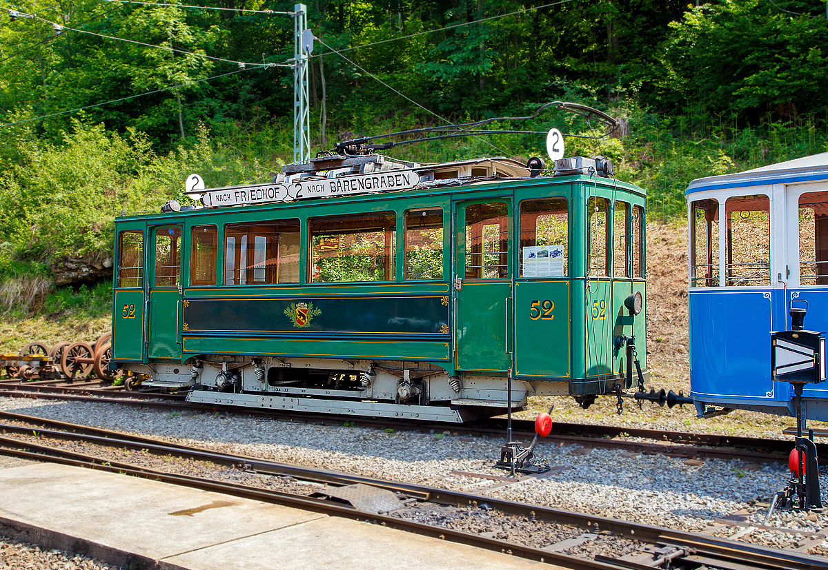 50 Jahre BC - MEGA STEAM FESTIVAL der Museumsbahn Blonay–Chamby: Auch wenn Walter Ruetsch die Befürchtung hatte solche Straßenbahn-Triebwagen fänden bei diesem Dampffestival keine Beachtung, so fanden sie bei mir aber auch Beachtung:

Der Zweiachs-Motorwagen ex SSB Ce 2/2 52 (ehem. Triebwagen der Städtische Straßenbahnen Bern) hier am 19.05.2017 im Museumsareal Chaulin.  Dahinter der ex VMCV C2 57 (ehem. Beiwagen der Vevey Montreux Chillon Villeneuve)

Die erste Serie elektrischer Zweiachs-Motorwagen Ce 2/2 1 - 24 kam 1901 in Betrieb. Sie waren bei einem Achsabstand von 2,0 Metern nur 8,48 Meter lang. Bis 1955 wurden sie alle abgebrochen. Um dem stetig steigenden Fahrzeugbedarf zu genügen, beschaffte die Städtische Straßenbahn Bern von 1906 bis 1914 einen verbesserten Motorwagentyp mit einem Achsstand von 3,2 Metern, von SWS (Elektrik von MFO). Die Wagen bekamen die Nummern 25 - 53. Sie wurden mehrmals umgebaut und erhielten dabei verschieden starke Motoren. Die Inbetriebnahme der zweiten Standardwagenserie Be 4/4 121 - 130 im Jahre 1960 führte zur Verschrottung von schwachmotorisierten Wagen der Serie 25 - 53, während einige noch als Reserve überlebten. 

Der SSB Ce 2/2 52, ab 1948 SVB Ce 2/2 52 (Städtische Verkehrsbetriebe Bern), wurde 1914 von SWS (Schweizerische Wagons- und Aufzügefabrik AG) gebaut, die elektrische Ausrüstung ist von MFO (Maschinenfabrik Oerlikon). Er ging1968 als Geschenk von den Städtischen Verkehrsbetrieben Bernan die Museumsbahn Blonay–Chamby. Mitte der 1980er Jahre wurde er dort in den Ursprungszustand restauriert, zudem musste die vorhandene Elektrik von 600 Volt DC auf 1000 V DC umgebaut werden.

Außer dem SSB Ce 2/2 52 überlebte von den Berner Zweiachs-Motorwagen nur noch der Wagen 37 die verschiedenen Verschrottungsaktionen. Dieser  wird vom Tramverein Bern (TVB) betreut und ist Eigentum von Bernmobil (Städtische Verkehrsbetriebe Bern).

TECHNISCHE DATEN:
Inbetriebsetzung: 1914 
Hersteller : SWS, MFO  
Karosserie: Holz, Stahl
Spurweite: 1.000 mm
Betriebsart: Einrichtungsbetrieb
Achsstand:  3.200 mm
Eigengewicht: 12,2 t 
Leistung: 2 x 38 kW = 76 kW  (zuletzt in Bern 95 kW)
Höchstgeschwindigkeit: 35 km/h  
Steuerung : Direktkontroller  
Plätze: 20 Sitzplätze und 32 Stehplätze
Treibraddurchmesser:   860 mm
Übersetzung:   1:3,90
Stromsystem: heute 1000 V DC, ursprünglich 600 Volt DC (Gleichstrom)
Stromabnehmer: Lyrastromabnehmer

Ich hoffe sehr dass das Museum und die Museumsbahn in 25 Jahren auch eine 75 Jahr Feier feiern kann und dann noch so viel Beachtung findet. Ich wünsche mir sehr dass wir dieses dann auch alle wieder miterleben dürften.
