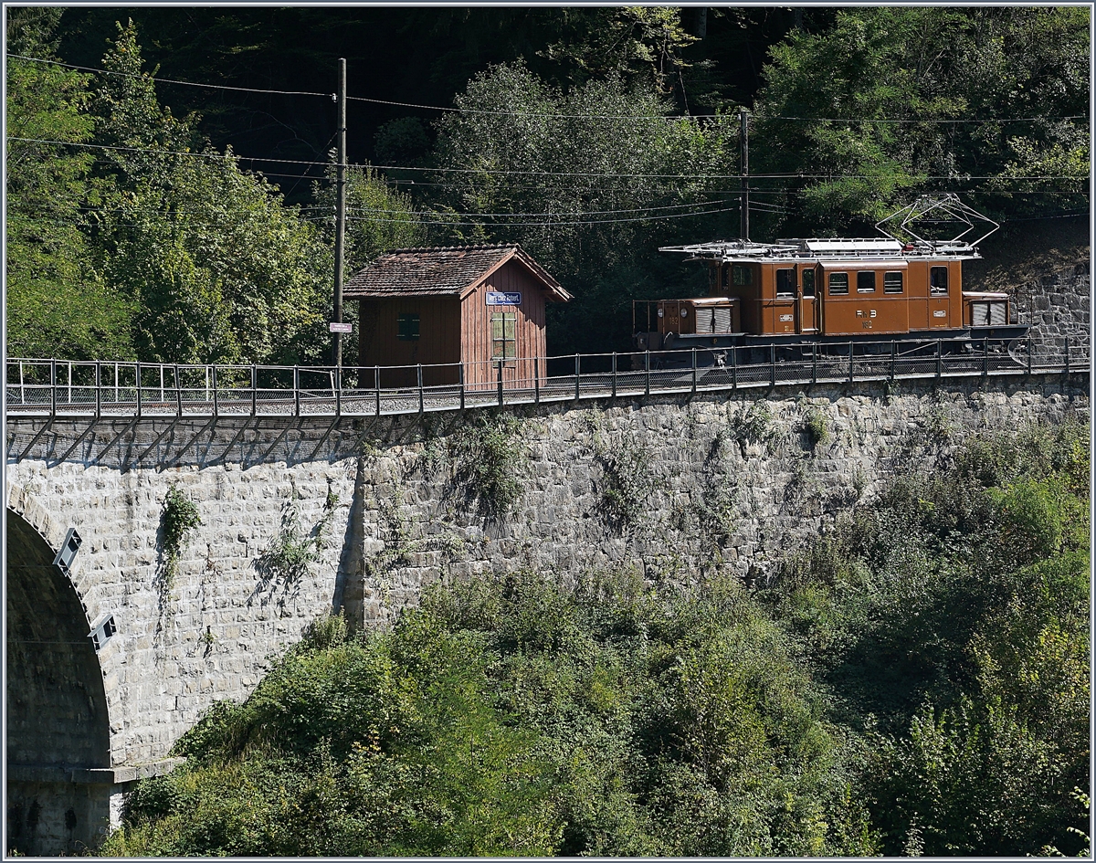 50 Jahre Blonay Chamby - MEGA BERNINA FESTIVAL: Die RhB Gastlok Ge 4/4 182 wartet in Vers chez Robert aufden  Riviera Belle Epoque -Zug 3565E.
9. Sept. 2018